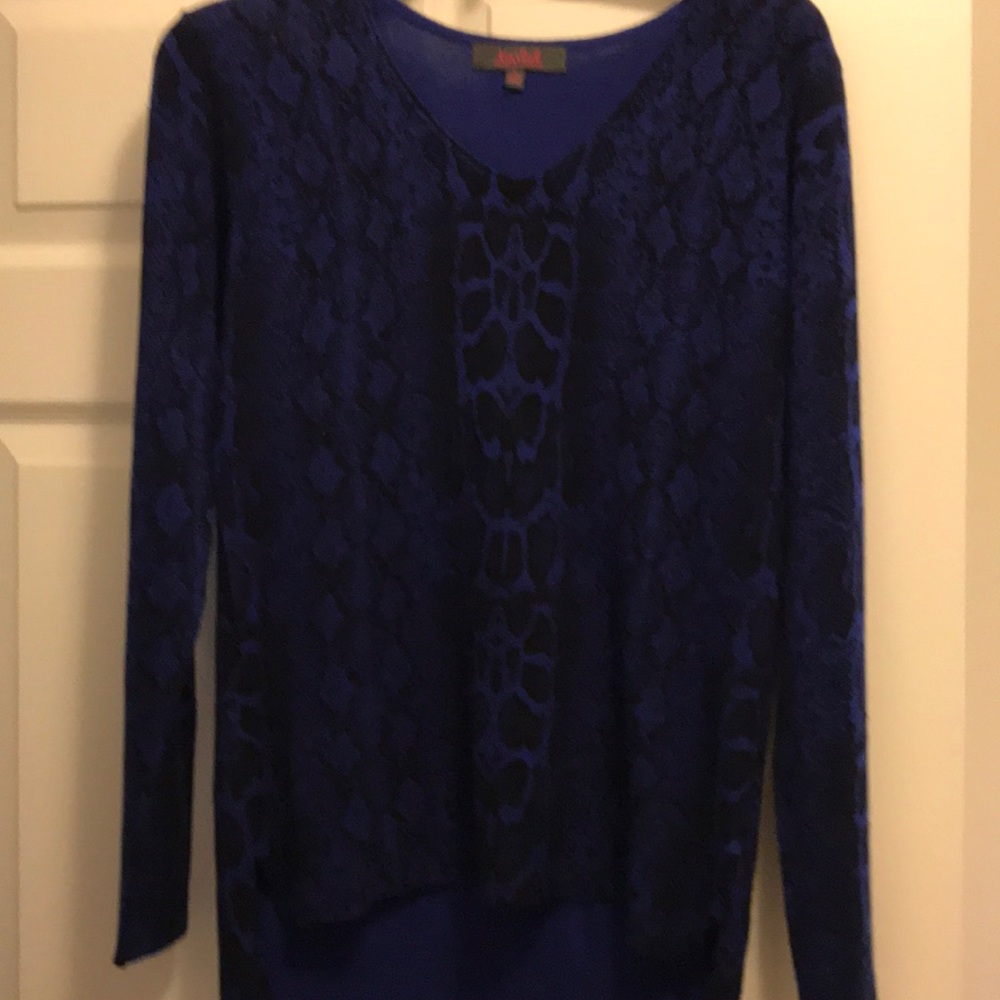 Black/blue long sleeve sweater,